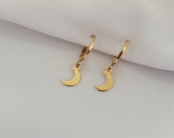 Mini Creolen mit Mond Anhänger - Mond Charm Ohrringe in gold - Astrologie Ohrschmuck - Geschenk für sie - Geschenk für ihn - Minimalistisch