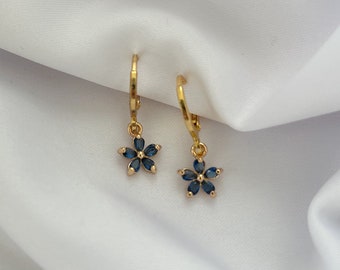 Kleine Creolen mit einer blauen Zirkonia Steinchen Blume als Anhänger - Mini Charm Ohrringe gold - Sonnenblume - Geschenk für Sie - Boho