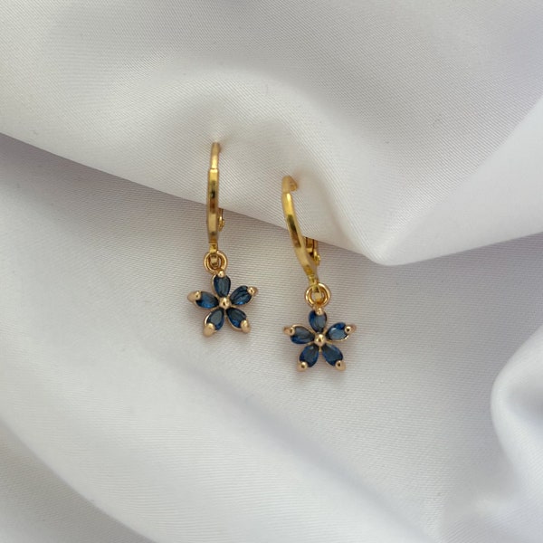 Kleine Creolen mit einer blauen Zirkonia Steinchen Blume als Anhänger - Mini Charm Ohrringe gold - Sonnenblume - Geschenk für Sie - Boho