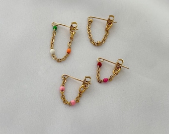 Ohrstecker mit Kette verbunden in gold - Ohrringe hängend mit Perlenkette - Geschenk für Sie - Geschenk für Ihn - Boho