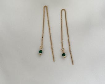 Fädelohhringe mit einer grünen Perle als Anhänger - durchzieh ohrringe - long chain