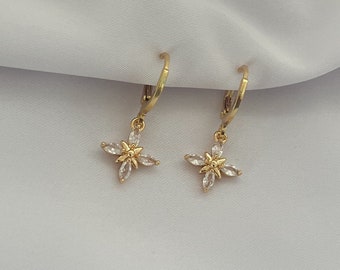 Kleine Creolen mit Zirkonia Blumen Anhänger - Ohrringe hängend mit Pflanzen Charm - Geschenk für Sie - Boho  - gold