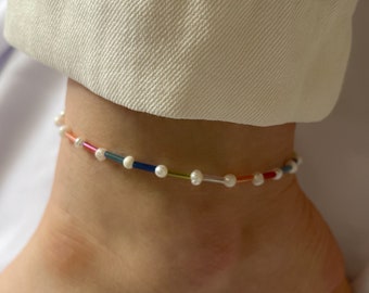 Fußkettchen aus bunt - weißen Perlen  - längliche Perlen Kette Regenbogen - Boho - Fußkette - Körperschmuck