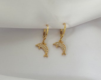 Kleine Creolen mit Delfin Anhänger - Zirkonia Charm Ohrringe - Fisch - Geschenk für Sie