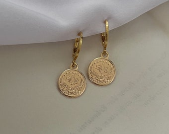 Goldene Creolen mit kleinem runden Anhänger - Münz Charm Ohrringe - Geschenk für Sie - Boho