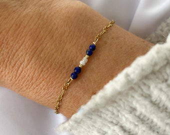 Goldenes zartes Armband mit blau-weißen Perlen  - Goldenes filigranes Armband  - Geschenk für Sie - Glieder Armkette - Boho