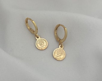 Kleine Creolen mit einer Münze als Anhänger- goldene Ohrringe mit rundem Charm - Geschenk für Sie - Geschenk für Ihn - Huggies - Boho