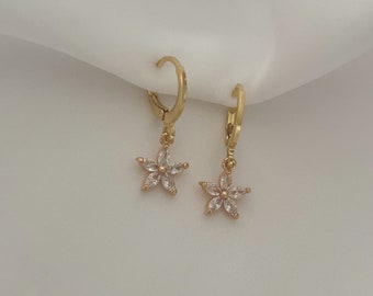 Kleine Creolen mit einer Zirkonia Steinchen Blume als Anhänger - Mini Charm Ohrringe gold - Sonnenblume - Geschenk für Sie - Boho