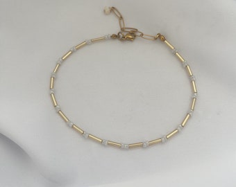 Fußkettchen aus gold - weißen Perlen  - längliche Perlen Kette schlicht - Boho - Fußkette - Körperschmuck