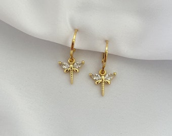 Kleine Creolen mit Libellen Charm - Insekten Anhänger Ohrringe - gold - Zirkonia Steinchen - Geschenk für Sie - Boho