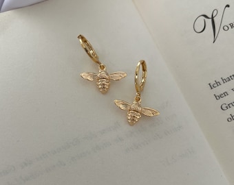 Goldene Creolen mit Bienen Anhänger - kleine Ohrringe mit Insekten Charm Huggie - Ohrschmuck hängend - filigran - Geschenk für Sie - Boho