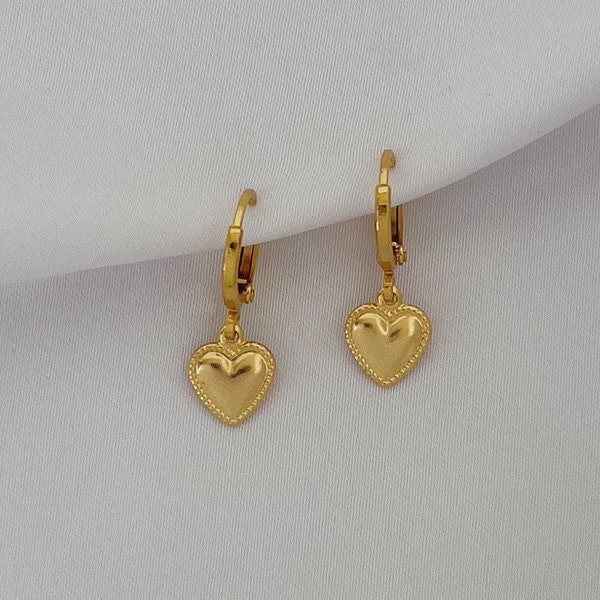 Herz Anhänger Creolen in gold - Herzchen Charm Huggie Ohrringe - Liebe Ohrschmuck - Geschenk für Sie -  Boho