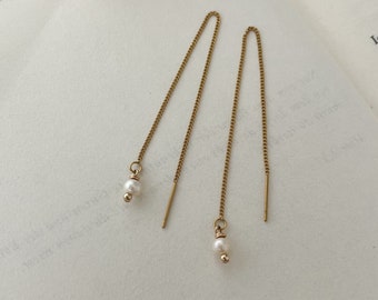 Fädelohrringe - Durchziehohrringe mit kleinem Perlen Anhänger in gold - Lange hängende Einfädler Ohrringe - Minimalistisch - Boho Ohrringe