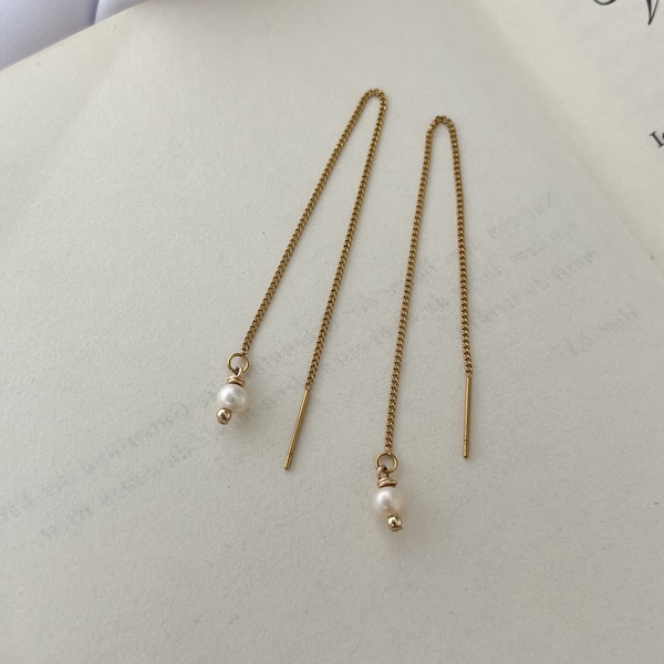 Threader earrings - Pull-through earrings with small pearl pendant in gold - Long hanging threader earrings - Minimalist - Boho earrings