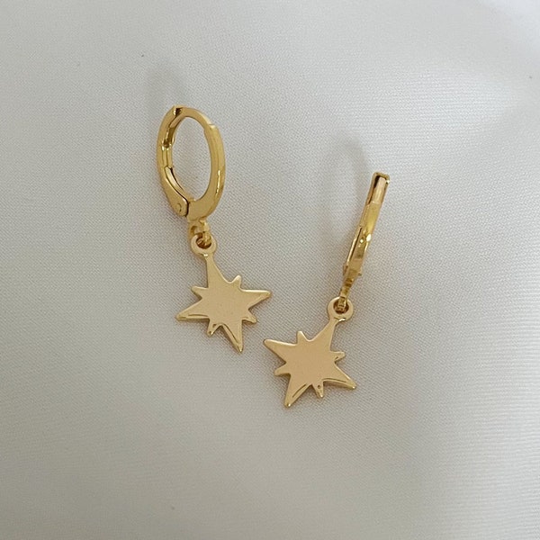 Creolen mit Sternen klein - Stern Huggie Ohrringe in gold mit Charm Anhänger - Astrologie Ohrschmuck - Geschenk für sie - Minimalistisch