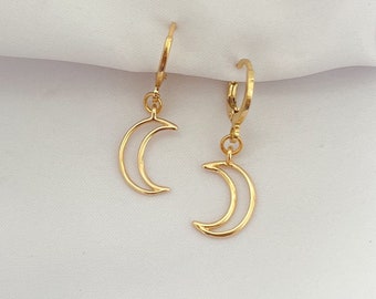 Creolen mit großem Mond Anhänger in gold - Mond Charm Ohrringe - Astrologie - Boho - Geschenk für Sie - Huggie Hoops - Sterne