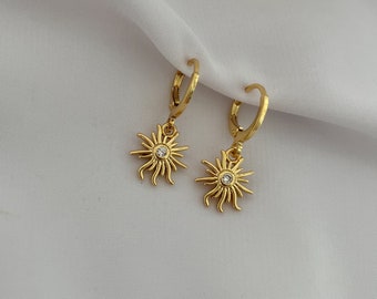 Sonnen Ohrringe Zirkonia - Astrologie Charm Creolen gold - Ohrschmuck mit Anhänger  -Geschenk für Sie - Boho