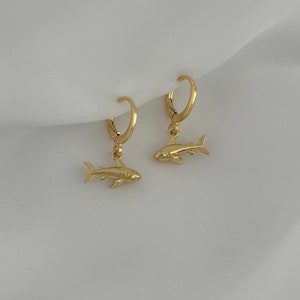 Hoop earrings with shark fish pendant - Shark charm earrings in gold - Gift for her - Gift for him - Boho