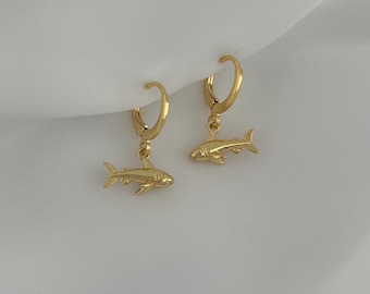 Creolen mit Hai Fisch Anhänger - Shark Charm Ohrringe in gold - Geschenk für Sie - Geschenk für Ihn - Boho