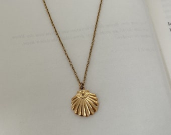 Goldene Kette mit einer Jakobsmuschel als Anhänger -  Muschel Charm Halskette - Strand - Geschenk  - Boho