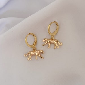 Golden hoop earrings with a cheetah pendant - earrings with leopard charm - gift for her - gift for him - mix&match - boho