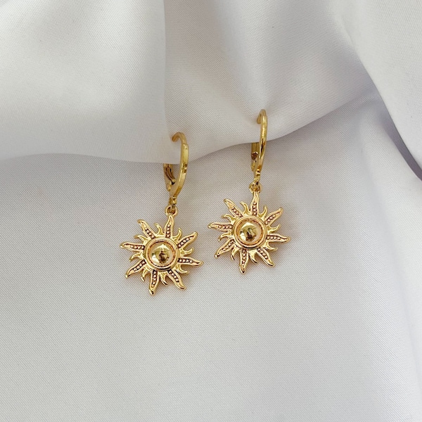 Kleine Creolen mit Sonne Anhänger in gold - hänge Ohrringe mit Charm  - Astrologie - Geschenk für Sie -  Boho