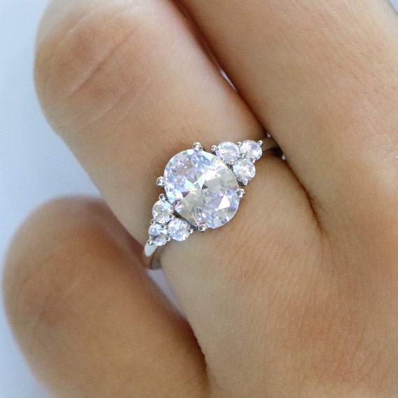 Anillo de compromiso CZ de diamantes de talla ovalada de 2 qt