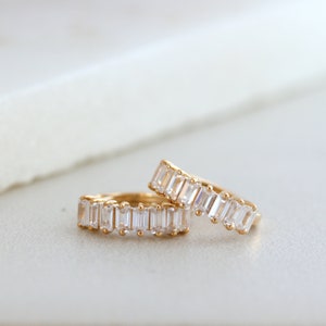 Solid Gold Baguette Diamond Huggie Hoop Earrings, White Gold Mini Hoops, Cartilage Hoop Minimalist Jewelry Bild 10