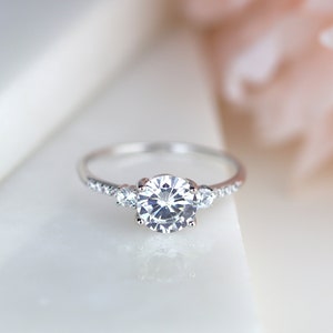 Bague de fiançailles brillantes rondes de 1 ct avec 3 pierres en argent sterling/bague de promesse Bague délicatesse Bague d'anniversaire pour elle S196