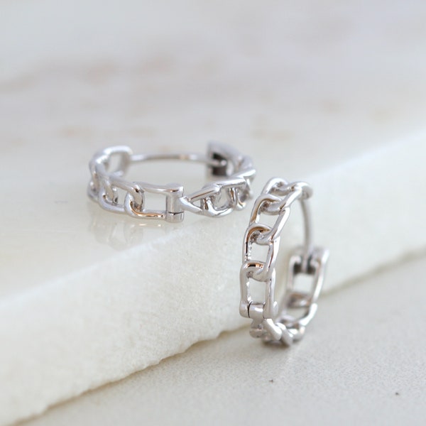 Pendientes de aro pequeños de oro blanco macizo de 10 quilates con diseño de eslabones retorcidos – Joyería minimalista y delicada