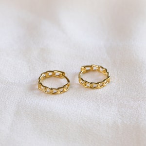 Solid Gold Chain Link Huggie Hoop Earrings, Curb Chain Small Sleeper Earrings, Dainty Everyday Gold Hoops