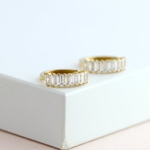 Solid Gold Baguette Diamond Huggie Hoop Earrings, White Gold Mini Hoops, Cartilage Hoop Minimalist Jewelry Bild 3