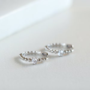 Boucles d'oreilles Huggie en or blanc massif et perles, Boucles d'oreilles dormeuses, Mini créoles Moissanite, Bijoux minimalistes