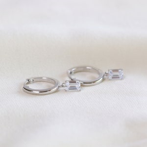 Créoles pendantes taille émeraude, Créoles en argent sterling, créoles Huggie, Boucles d'oreilles en or rose, Boucles d'oreilles minimalistes