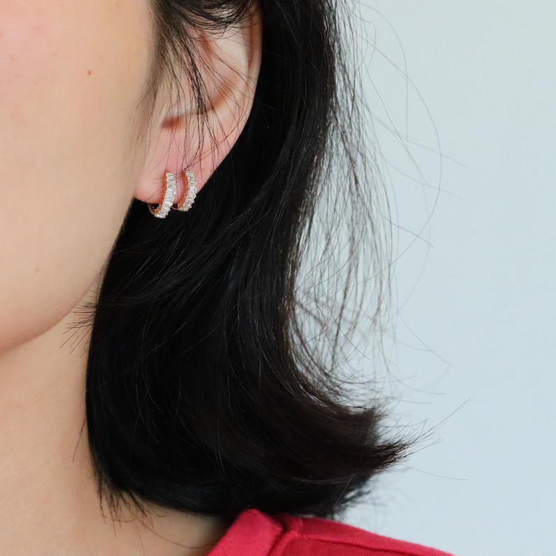 Solid Gold Baguette Diamond Huggie Hoop Earrings, White Gold Mini Hoops, Cartilage Hoop Minimalist Jewelry Bild 8
