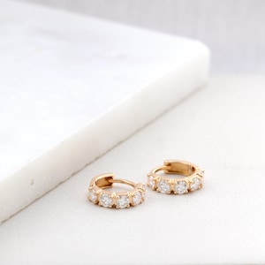 Créoles Huggie audacieuses, mini créoles diamant Moissanite en or massif 10 carats/14 carats, boucles d'oreilles dormeuses, bijoux minimalistes, cadeau pour elle