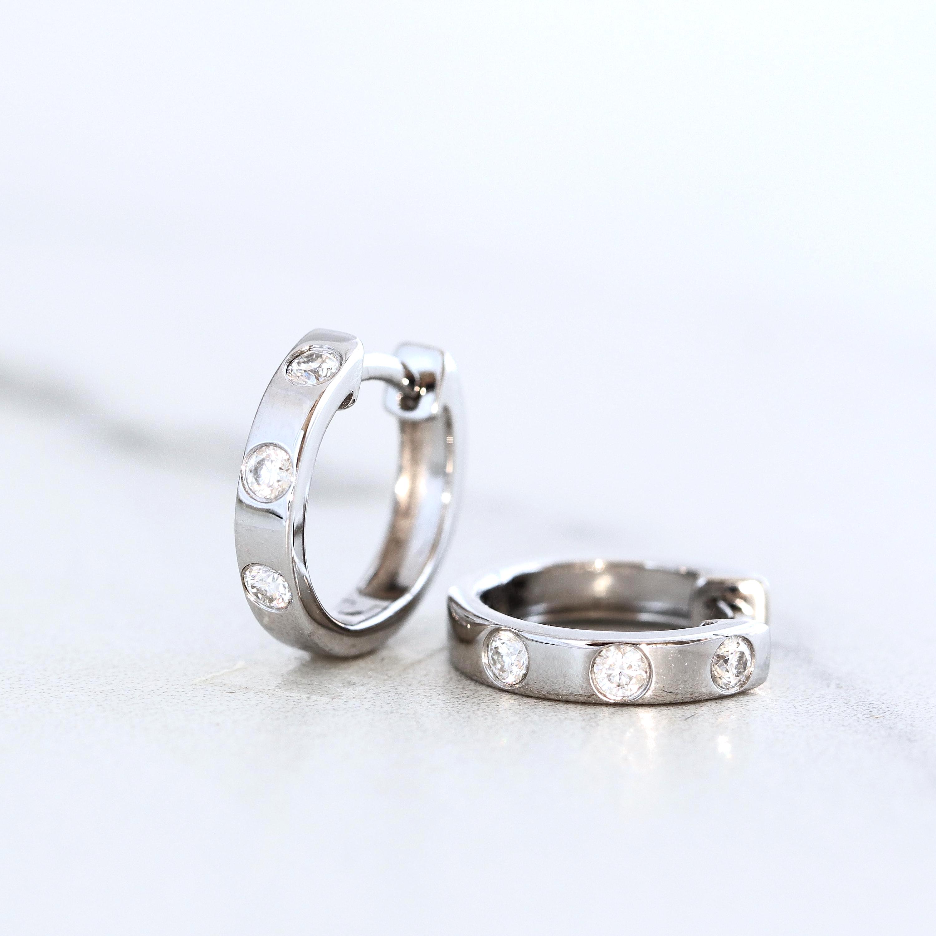 Créoles trois pierres en or blanc massif, boucles d'oreilles dormeuses diamant moissanite, petites créoles minimalistes