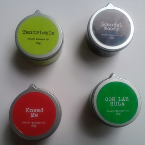 Puede incluir: Cuatro peque&ntilde;as latas redondas de metal con tapas de colores y etiquetas blancas. Las etiquetas tienen diferentes nombres y descripciones para aceite de masaje de vela. Los nombres son "Tantrickle", "Scandal Woody", "Knead Me" y "Ooh Lah Hula". Cada lata contiene 60 g de aceite de masaje de vela.
