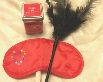 Set de regalo de vela de masaje aromática: Pluma para estimular los ojos y antifaz.
