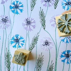 Kornblumenstempel: Zwei Stempel zum Zusammenstellen einer blühenden Kornblumenwiese und eines Stempelstempels.