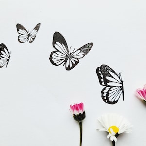 Farfalle , 2 timbri o un timbro farfalla, farfalla che vola grande e piccola, per decorare e creare flipbook