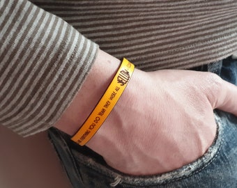 イエロー レザー ブレスレット、彼へのギフト、彼女へのギフト、Coldplay の曲 Yellow がレーザー刻印されています。調節可能なスチール製クラスプ