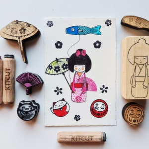 Kokeshi Kit timbri, koinobori, daruma, maneki Neko, ventaglio, ombrello e fiori giapponesi