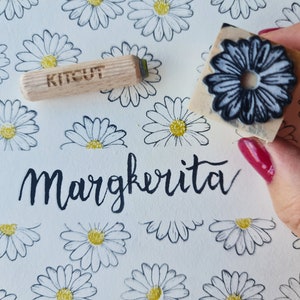 Daisy Stamp: twee stempels om een bloemenweide van madeliefjes, kleine madeliefjes, te maken. Stempel voor decoraties, kaarten, verpakkingen