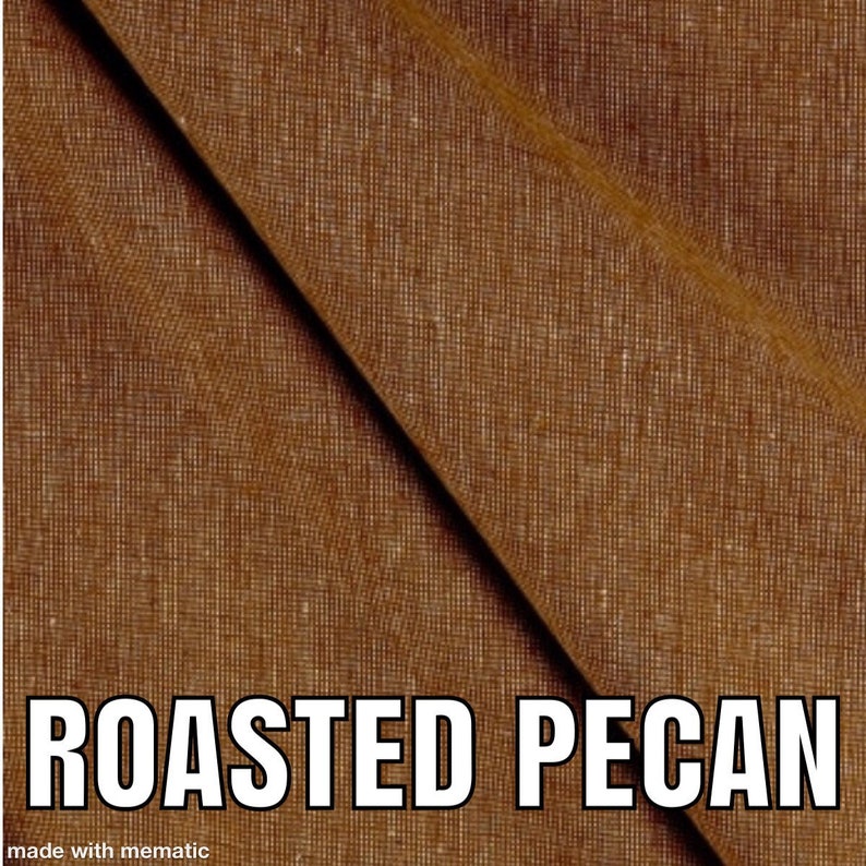 Puede incluir: Primer plano de una tela marr&oacute;n con un pliegue diagonal. La tela tiene un aspecto texturizado y tejido. El texto "ROASTED PECAN" est&aacute; impreso en blanco en la parte inferior de la imagen.
