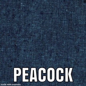 Puede incluir: Un fondo de tela vaquera azul oscuro con la palabra "PEACOCK" impresa en letras blancas.
