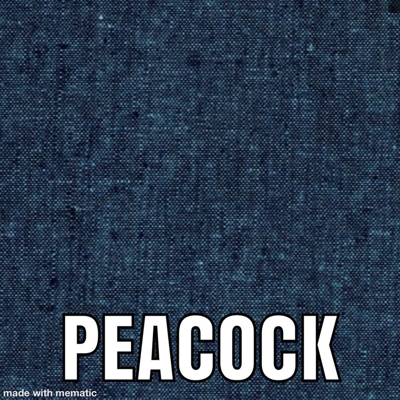 Puede incluir: Un fondo de tela vaquera azul oscuro con la palabra "PEACOCK" impresa en letras blancas.