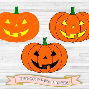 Può includere: Tre illustrazioni di zucche arancioni con facce intagliate e gambi verdi. Le zucche hanno occhi triangolari e sorrisi sdentati. Sotto, uno striscione con la scritta "SVG-DXF-EPS-PNG-PDF".