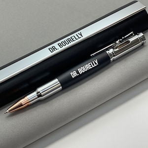 Bolígrafo rollerball personalizado grabado, bolígrafo negro en caja de cuero, regalo de nuevo trabajo para él, regalo de graduación para estudiantes universitarios, regalos You Can Do It