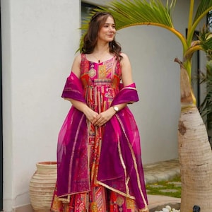 プレミアムシノンエスニックドレス、インドの女性のお祝いと結婚式の衣装、アナルカリーガウン-ドゥパッタ、鮮やかな伝統的なロングドレス、ナブラトリガルバ衣装